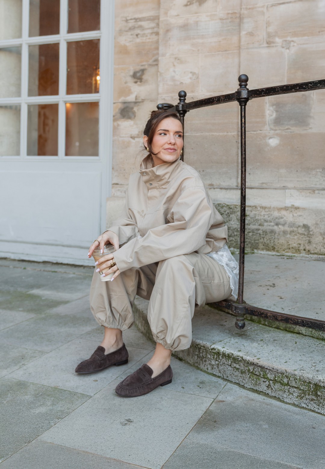 PS Poelman Sammy bruine suède loafers dames – lifestyle foto zittend op trap