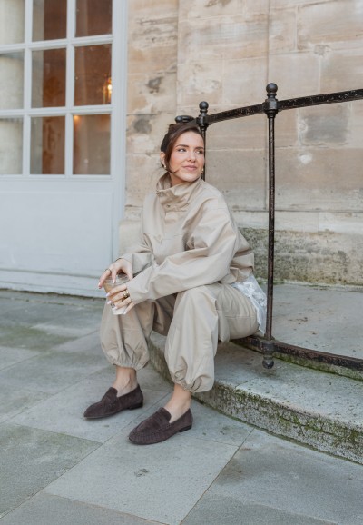 PS Poelman Sammy bruine suède loafers dames – lifestyle foto zittend op trap