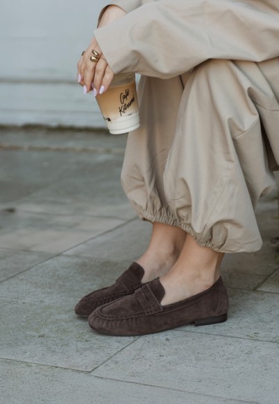 PS Poelman Sammy suède loafers bruin – close-up tijdens dragen met beige outfit