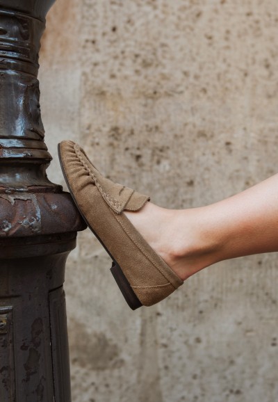 PS Poelman Sammy beige suede loafers for women – close-up while worn against wall