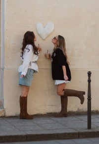 PS Poelman SAS cognac Wildleder Stiefel – Lifestylebild mit zwei Models