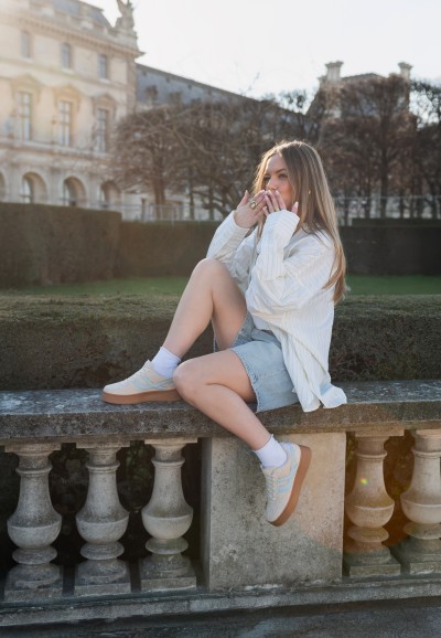 Model draagt Georgia sneaker van POSH by Poelman