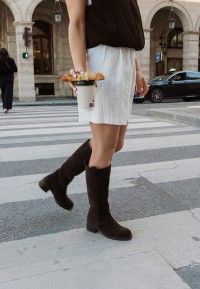 PS Poelman Maya Damen kniehohe Stiefel aus dunkelbraunem Wildleder – Lifestylebild auf Zebrastreifen