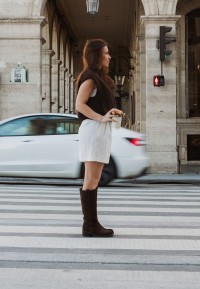 PS Poelman Maya donkerbruine suède laarzen – lifestyle foto in de stad