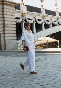 PS Poelman Tiffy cognac Wildleder Sneaker – Lifestylebild bei einer Brücke