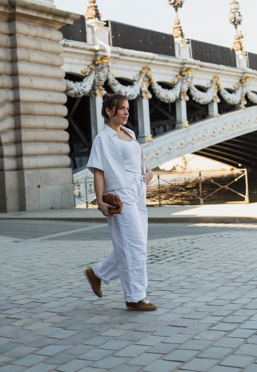 PS Poelman Tiffy cognac Wildleder Sneaker – Lifestylebild bei einer Brücke