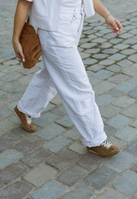 PS Poelman Tiffy Damen Sneaker aus cognac Wildleder – Lifestylebild beim Gehen auf der Straße