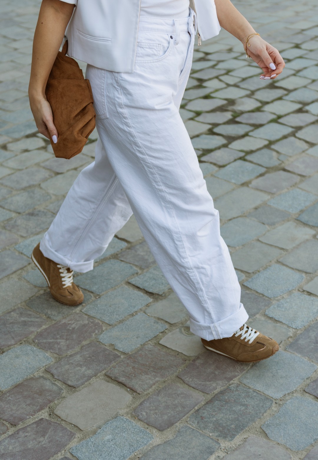 PS Poelman Tiffy Damen Sneaker aus cognac Wildleder – Lifestylebild beim Gehen auf der Straße