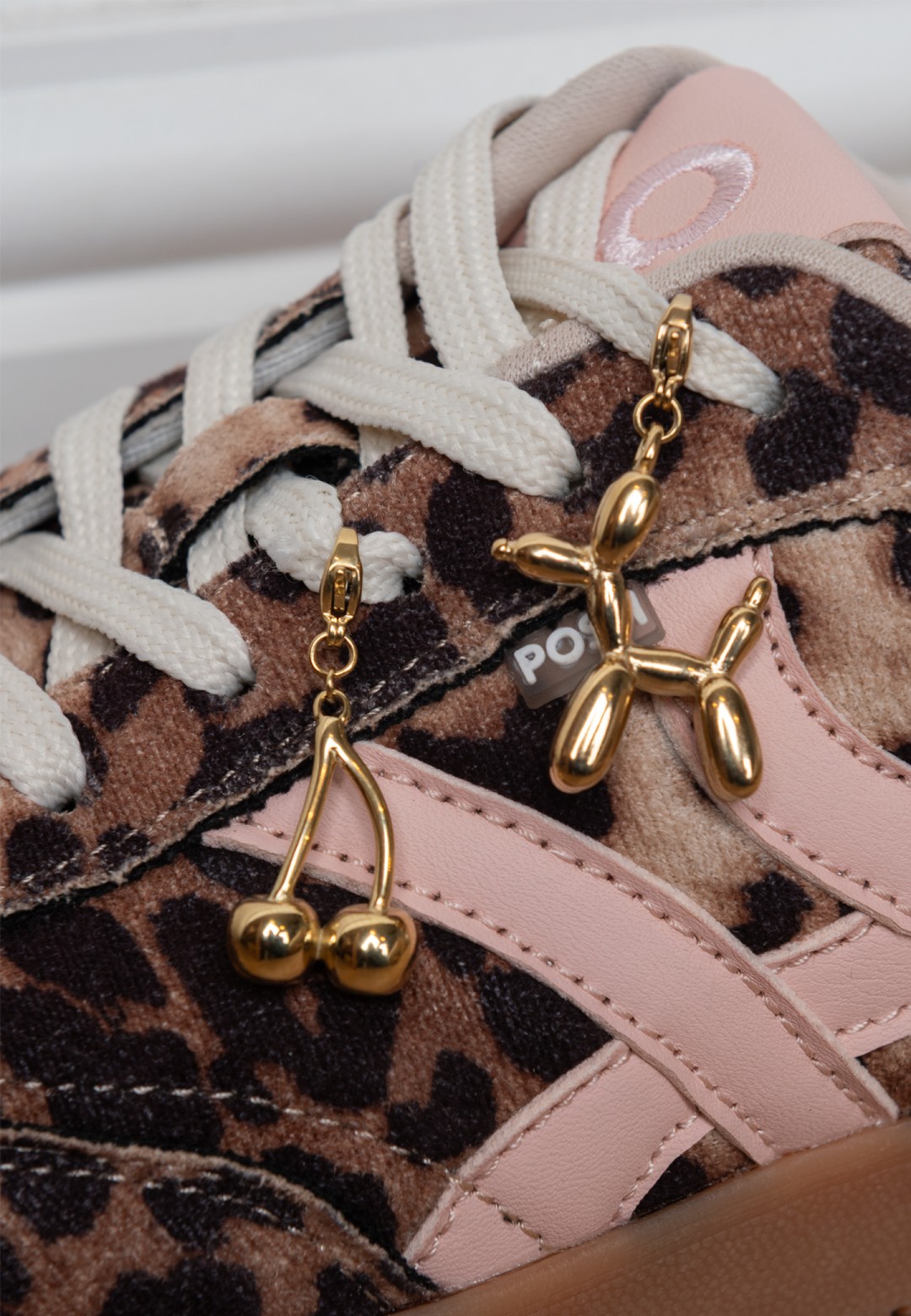 Shoe charm ballonhond en kers aan schoen