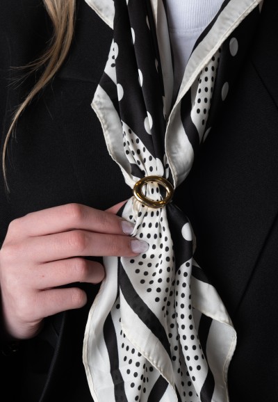 Model trägt goldfarbene POSH by Poelman Brosche mit Schal