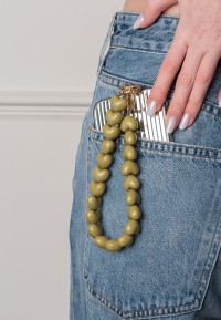 Olijfgroene hartjes telefoonkoord aan een telefoon