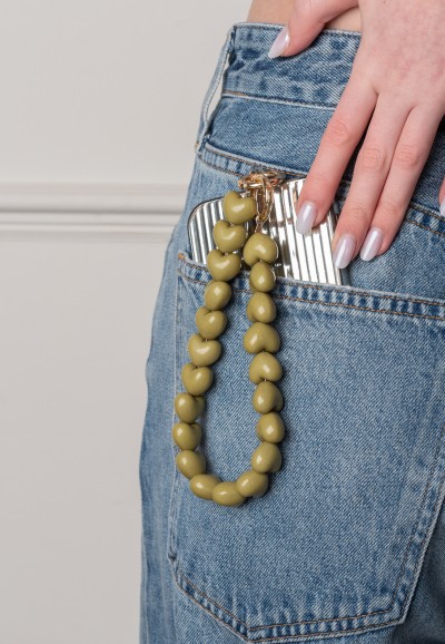 Olivgrünes Handyband mit Herzformen an einem Telefon.