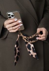 Model houdt telefoon met het telefoonkoord van POSH by Poelman eraan vast