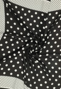 Detail des schwarz weiß gepunkteten Halstuchs von POSH by Poelman