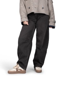 Model draagt Haboob Anemone beige sneakers met zwarte broek – vooraanzicht
