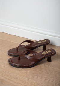 POSH by Poelman Lucy brown heels – detail on wooden floor