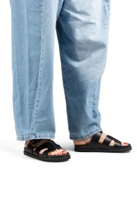Model draagt POSH by Poelman Livia zwarte sandalen met denim jeans – close-up