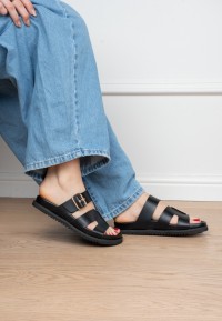 Model draagt POSH by Poelman Livia zwarte sandalen met denim jeans – indoor close-up