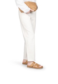 Model draagt POSH by Poelman Livia taupe sandalen met lichte broek – vooraanzicht