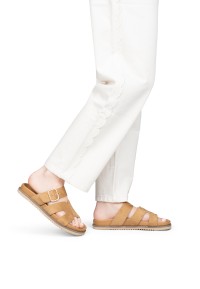 Model draagt POSH by Poelman Livia taupe sandalen met lichte broek – zijaanzicht