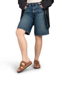 Amber sandaal gedragen onder een denim short – casual look