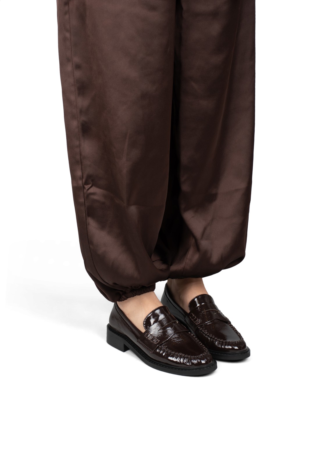 Model trägt POSH by Poelman Bella dunkelrote Slipper – Vorderansicht