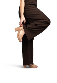 Model draagt POSH by Poelman MARY sandalen met hak gecombineerd met bruine broek