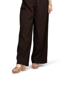 Model draagt beige POSH by Poelman sandalen met hak en wijde broek