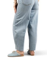 Model draagt PS Poelman Loes lichtblauwe loafers met denim jeans – vooraanzicht