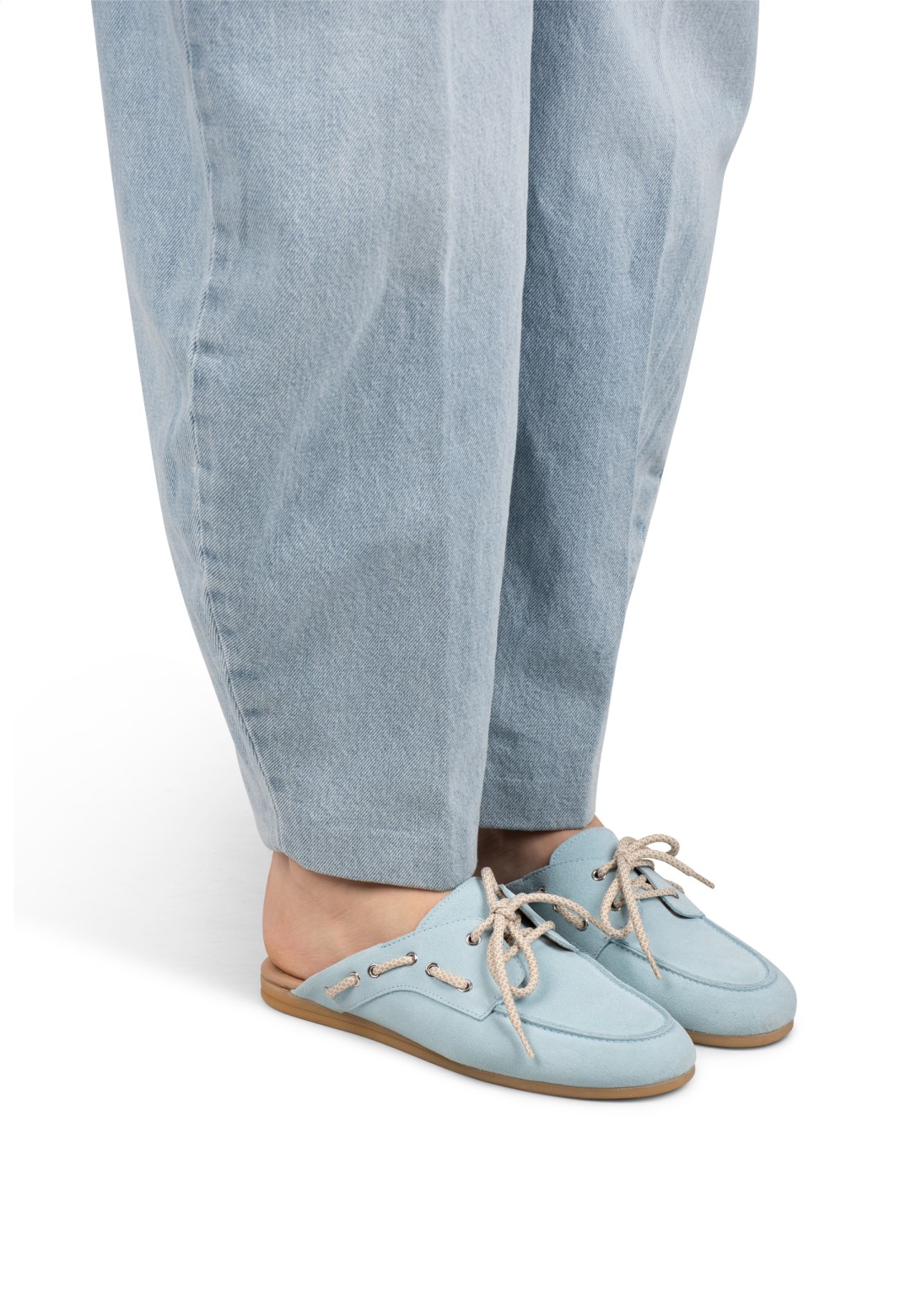 Model trägt PS Poelman Loes hellblaue Loafer mit Jeans – Seitenansicht