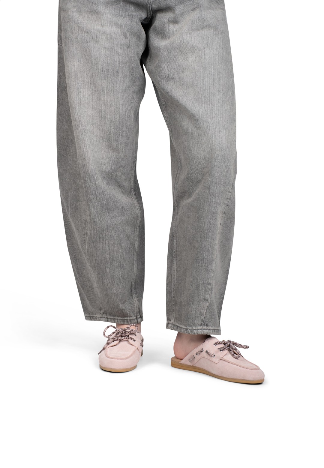 Model draagt PS Poelman Loes lichtroze loafers met grijze jeans – zijaanzicht