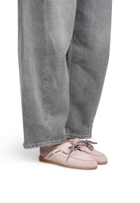 Model draagt PS Poelman Loes lichtroze loafers met grijze jeans – vooraanzicht