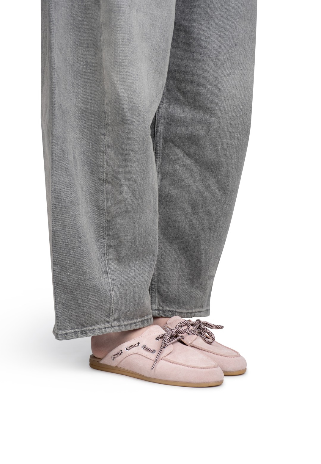 Model draagt PS Poelman Loes lichtroze loafers met grijze jeans – vooraanzicht