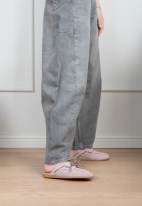 Model draagt PS Poelman Loes lichtroze loafers met grijze jeans – close-up