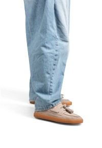 Model draagt PS Poelman Ilse zandkleur loafers met denim jeans – zijaanzicht