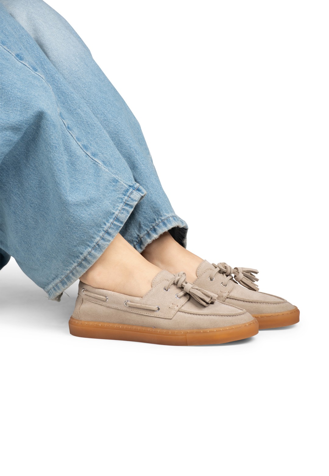 Model draagt PS Poelman Ilse zandkleur loafers met denim jeans – close-up
