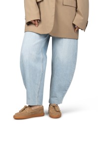 Model trägt PS Poelman Ilse braune Loafer mit heller Jeans – Vorderansicht