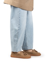 Model trägt PS Poelman Ilse braune Loafer mit heller Jeans – Detailaufnahme