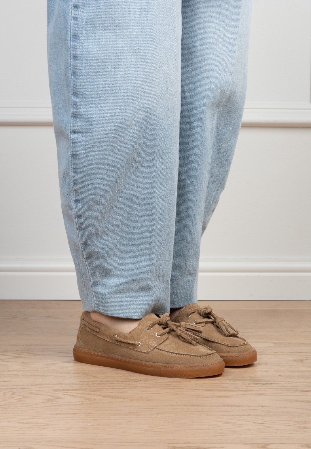 Model draagt PS Poelman Ilse bruine loafers met lichte jeans – zijaanzicht