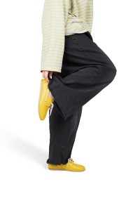 Model draagt PS Poelman Callie gele loafers met zwarte broek – zijaanzicht