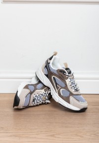 Model draagt PS Poelman Sev bruine sneakers zittend – lifestyle