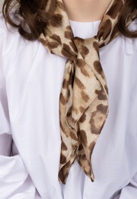 Halstuch mit Leopardenmuster um den Hals getragen