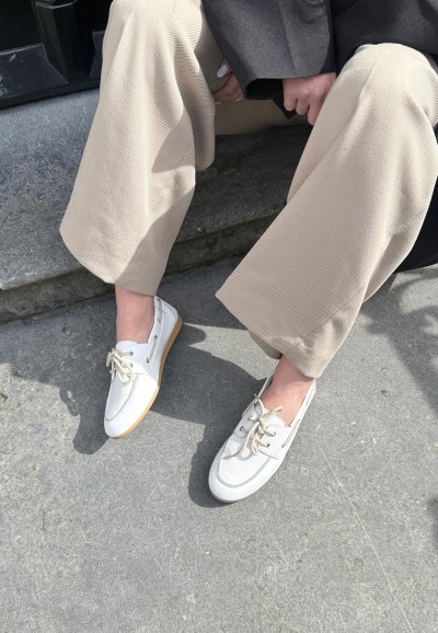 Model trägt PS Poelman Callie weiße Loafer mit beiger Hose – Draufsicht
