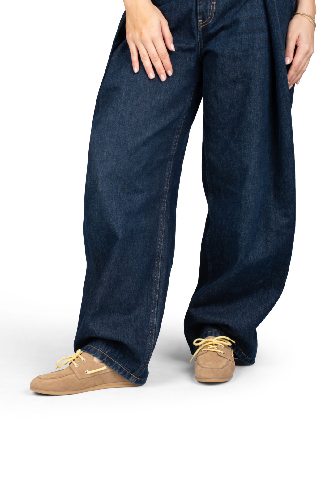 Model draagt PS Poelman Callie beige loafers met wijde jeans – vooraanzicht
