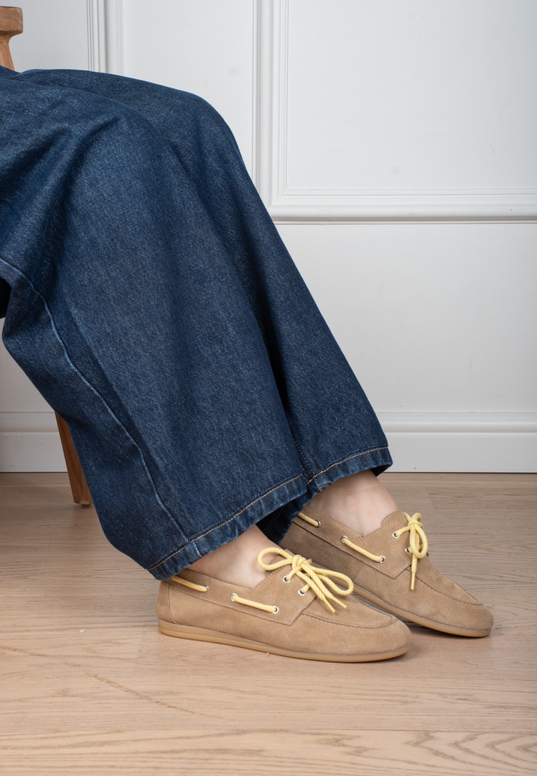 Model trägt PS Poelman Callie beige Loafer mit dunkler Jeans – Detailansicht