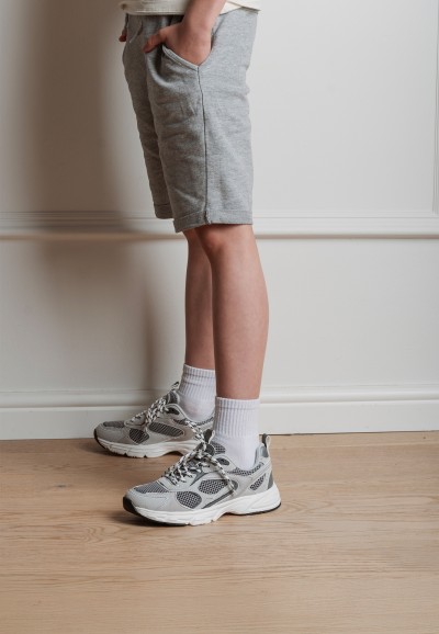PS Poelman Sev Sneaker, getragen von einem Jungen.