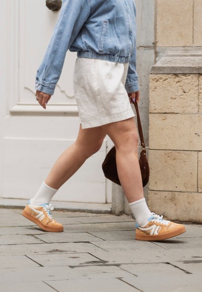 FLO Sneaker von POSH by Poelman, getragen mit einer kurzen Hose und einer Jeansjacke.