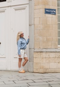FLO Sneaker von POSH by Poelman, getragen mit einer kurzen Hose und einer Jeansjacke.