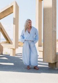 LINDE Sandalen van POSH by Poelman gecombineerd met blauwe outfit