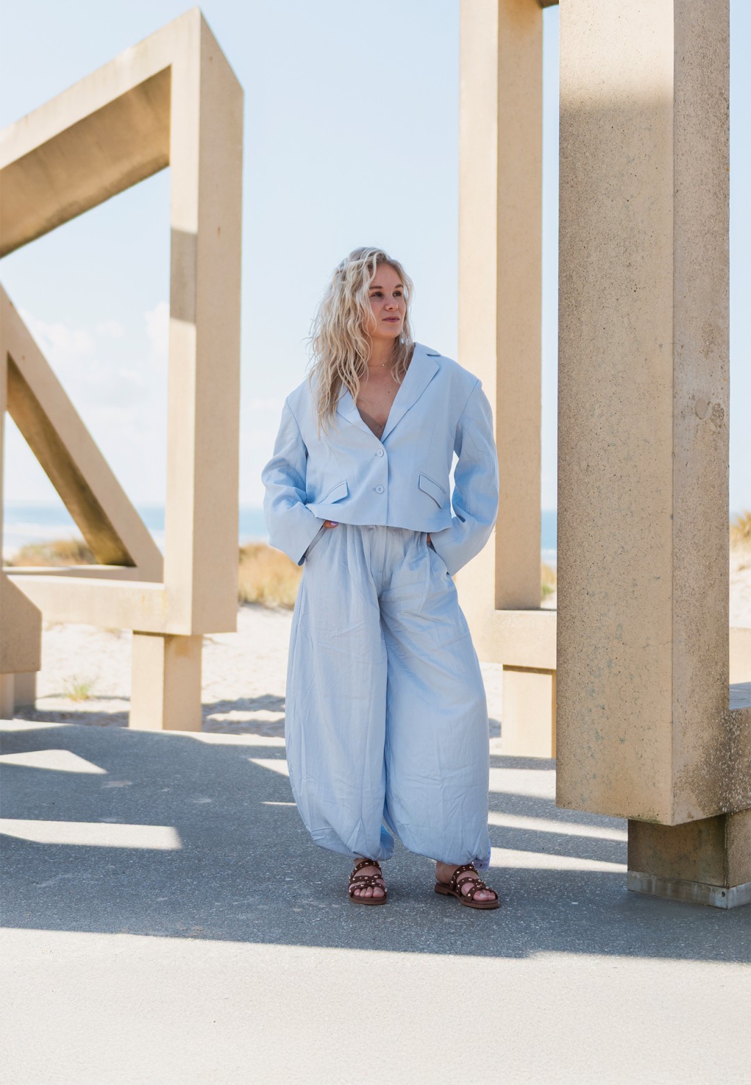 LINDE Sandalen van POSH by Poelman gecombineerd met blauwe outfit